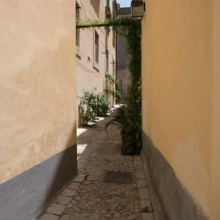 Casa vacanze Qui Ed Ora,guest House. Noto