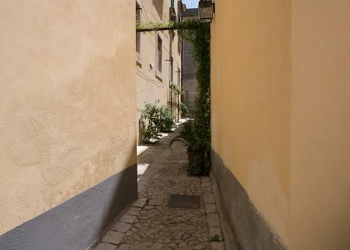 Casa vacanze Qui Ed Ora,guest House. Noto